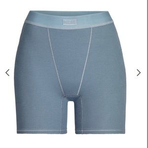Skims Bra and Shorts color KYANITE size Med
